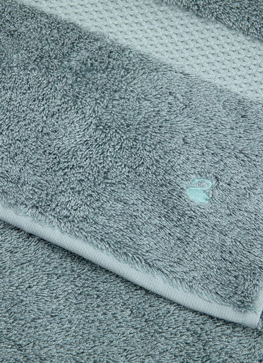 Yves Delorme Etoile badhanddoek - 700 gr/m2 - 55 x 100 cm - voorkant 2 staalblauw
