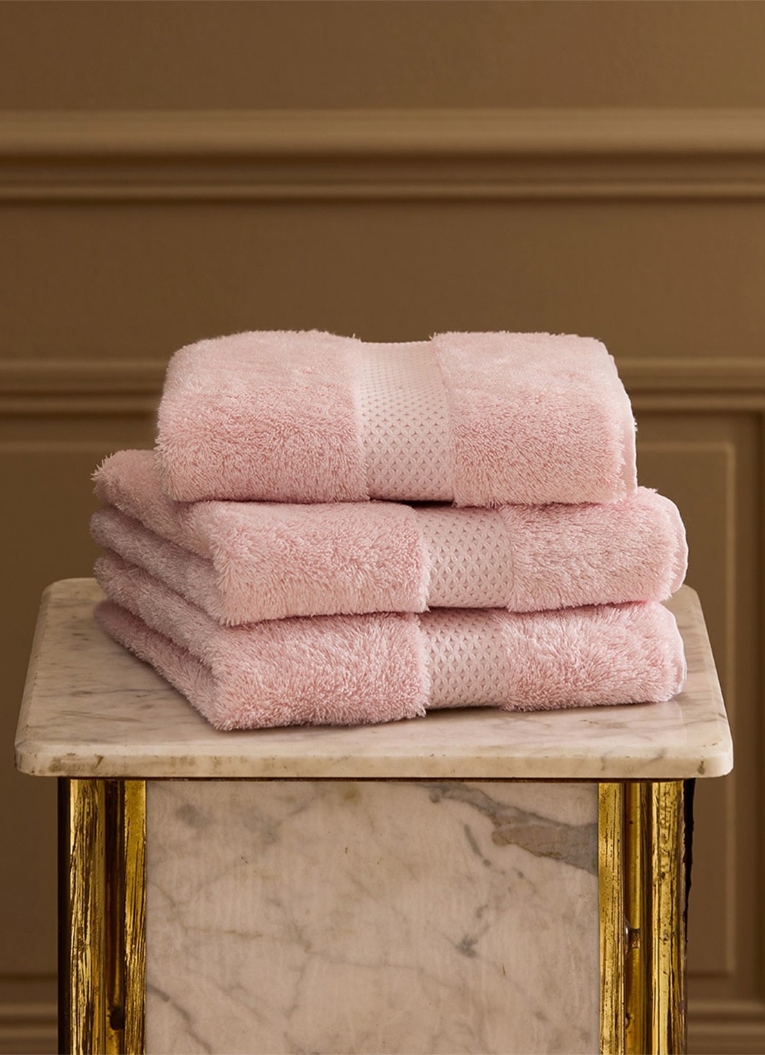 Yves Delorme Etoile badhanddoek - 700 gr/m2 - 55 x 100 cm - voorkant 2 lichtroze