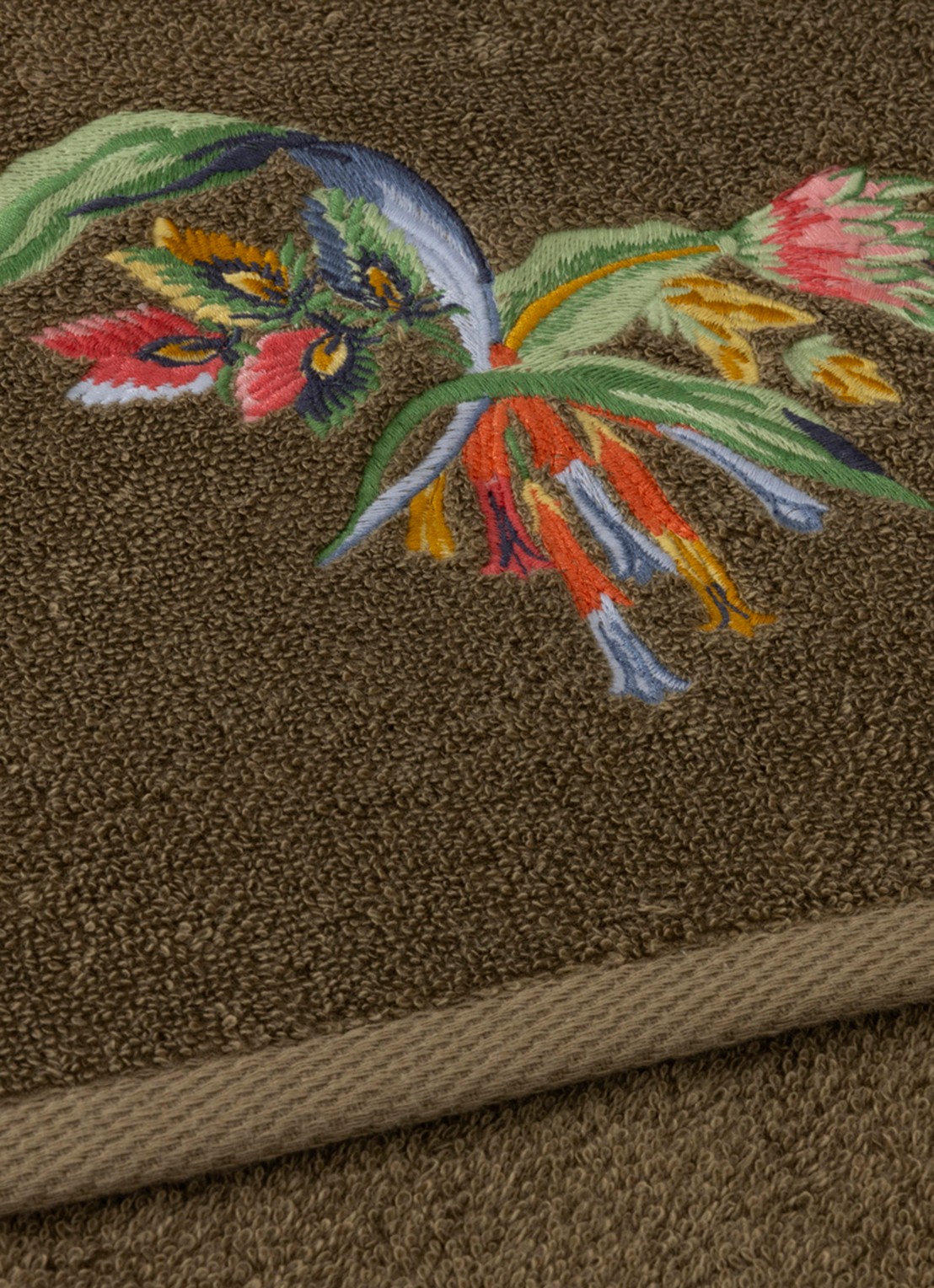 Yves Delorme Eze badhanddoek 70 x 140 cm - voorkant 4 mosgroen