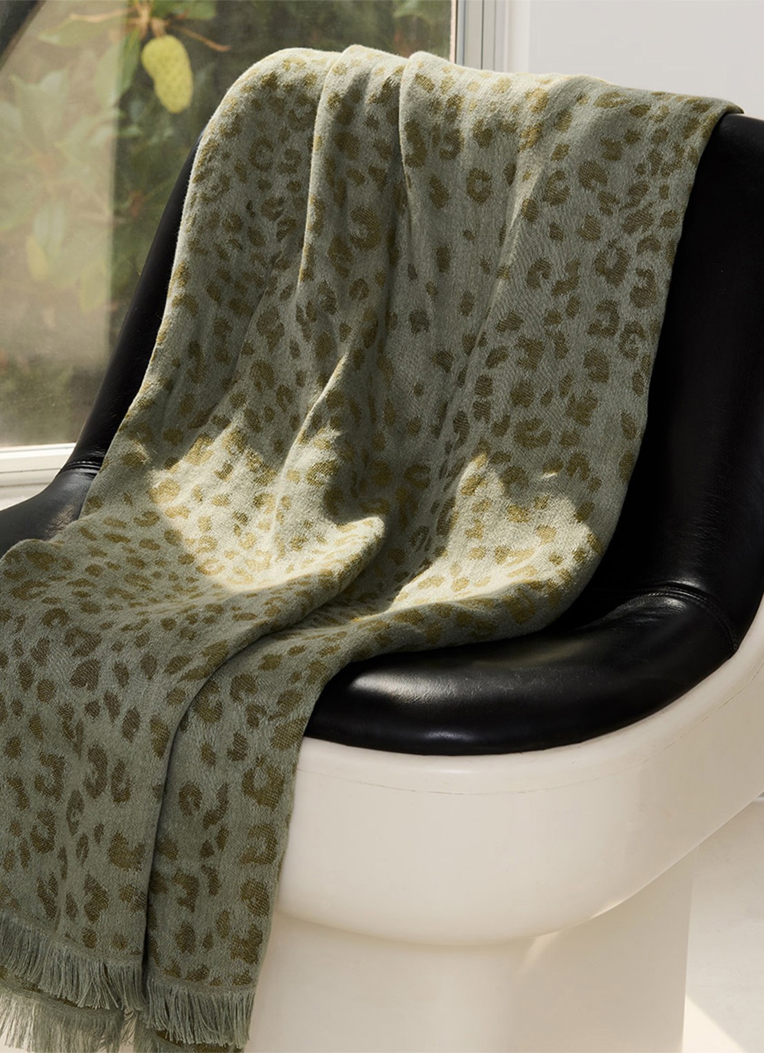 Yves Delorme Fauve plaid van linnen 140 x 160 cm - achterkant 3 khaki