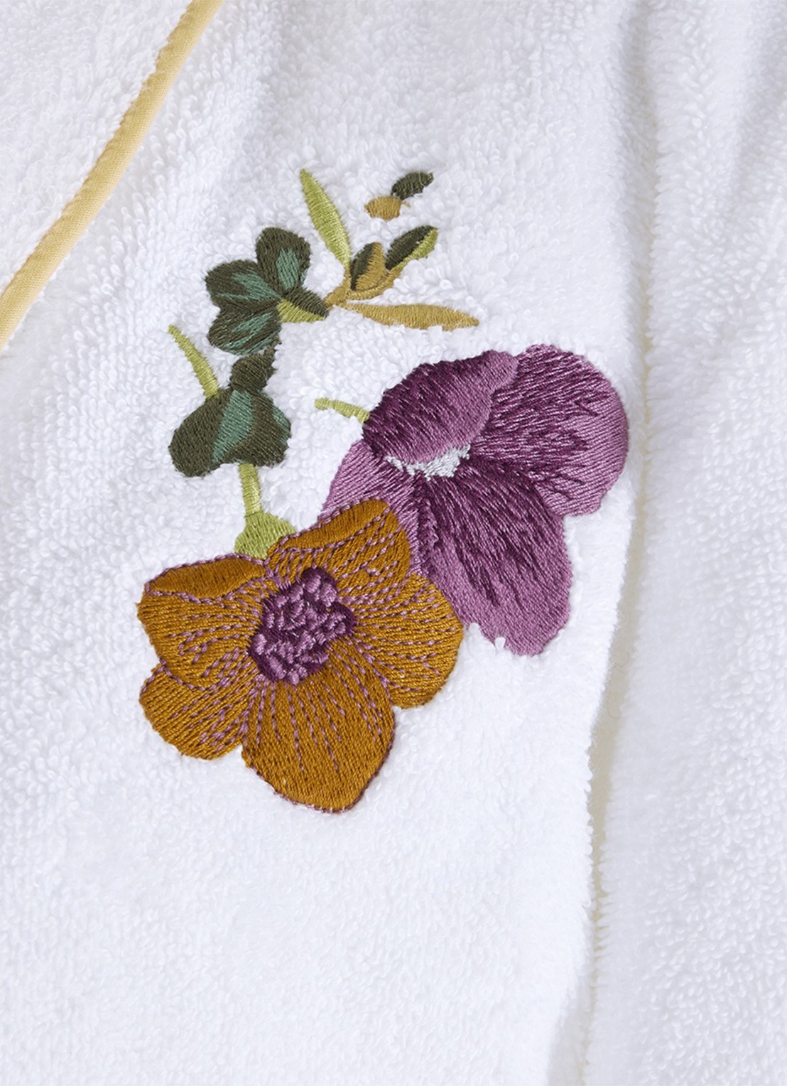 Yves Delorme Fleurs badjas met borduring - detail wit