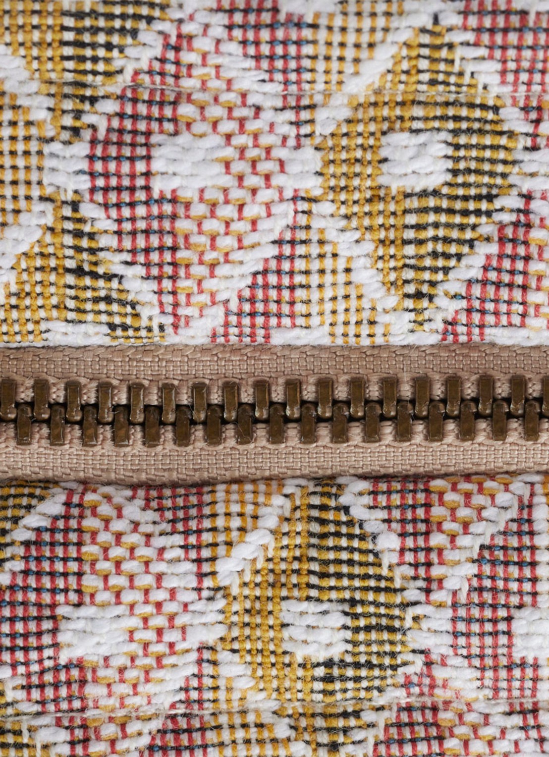 Yves Delorme Manaca toilettas met print - achterkant beige
