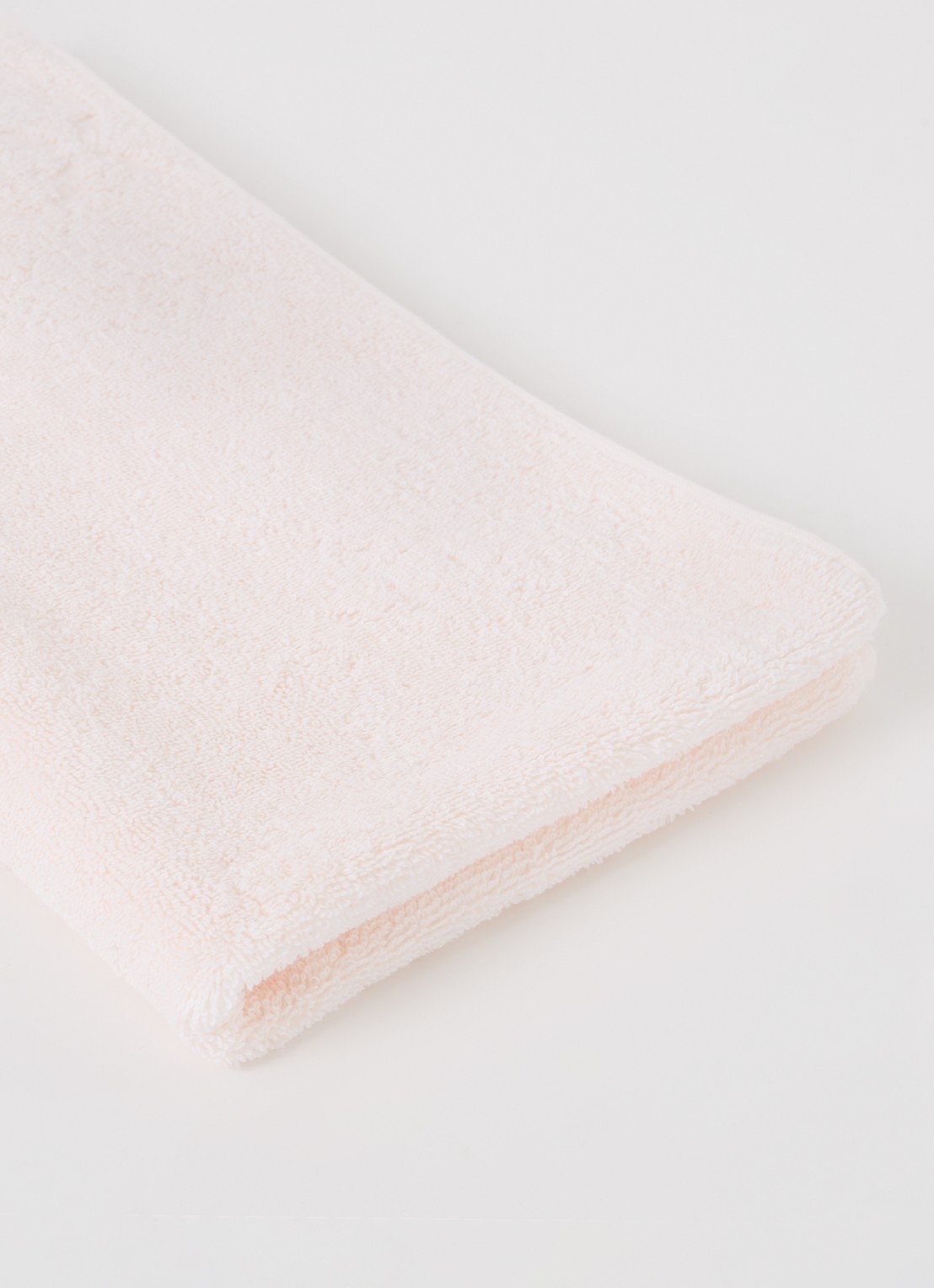 Yves Delorme Nature Amande gastendoek - 550 gr/m2 - detail lichtroze