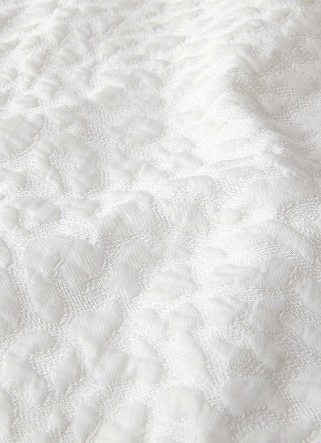 Yves Delorme Souvenir bedsprei in katoenblend - achterkant 3 wit