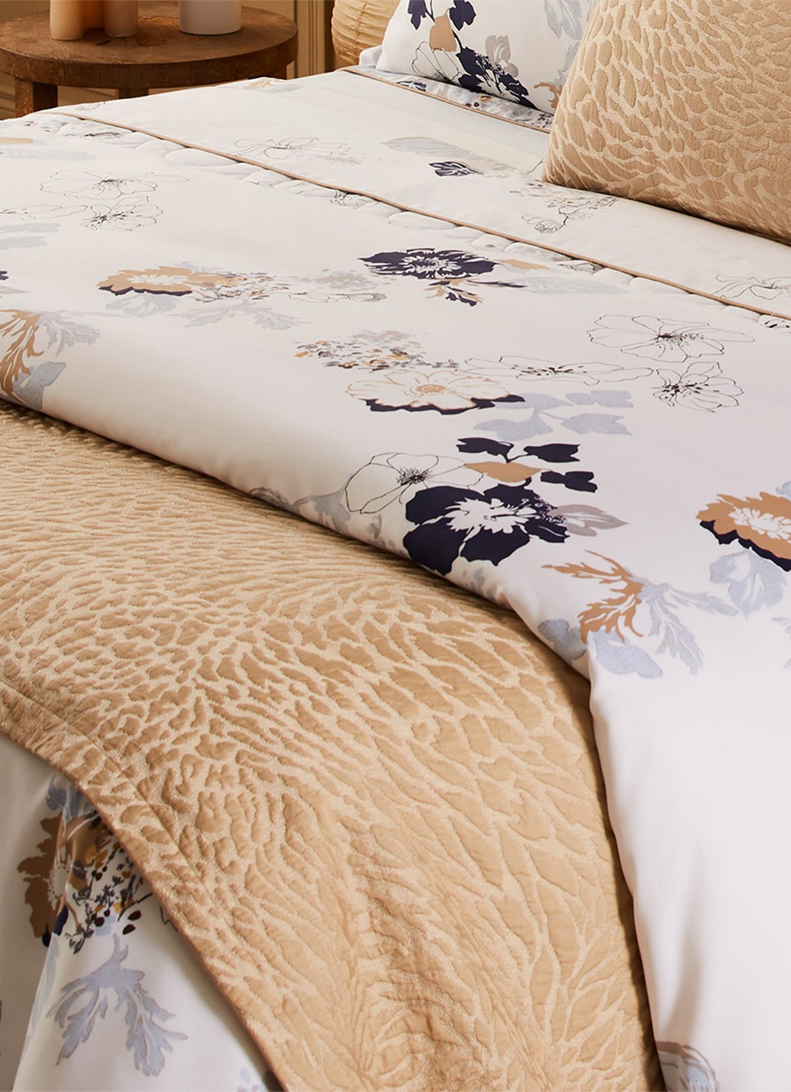 Yves Delorme Souvenir bedsprei in katoenblend - achterkant beige