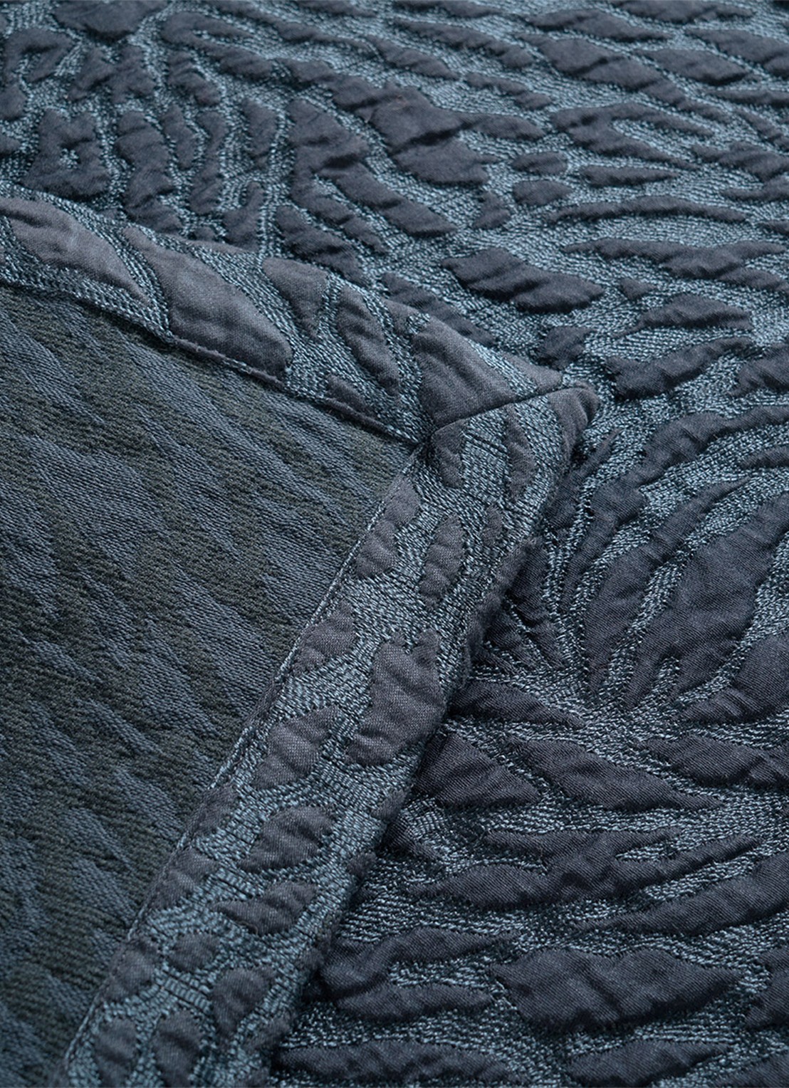 Yves Delorme Souvenir bedsprei in katoenblend - detail 3 petrol