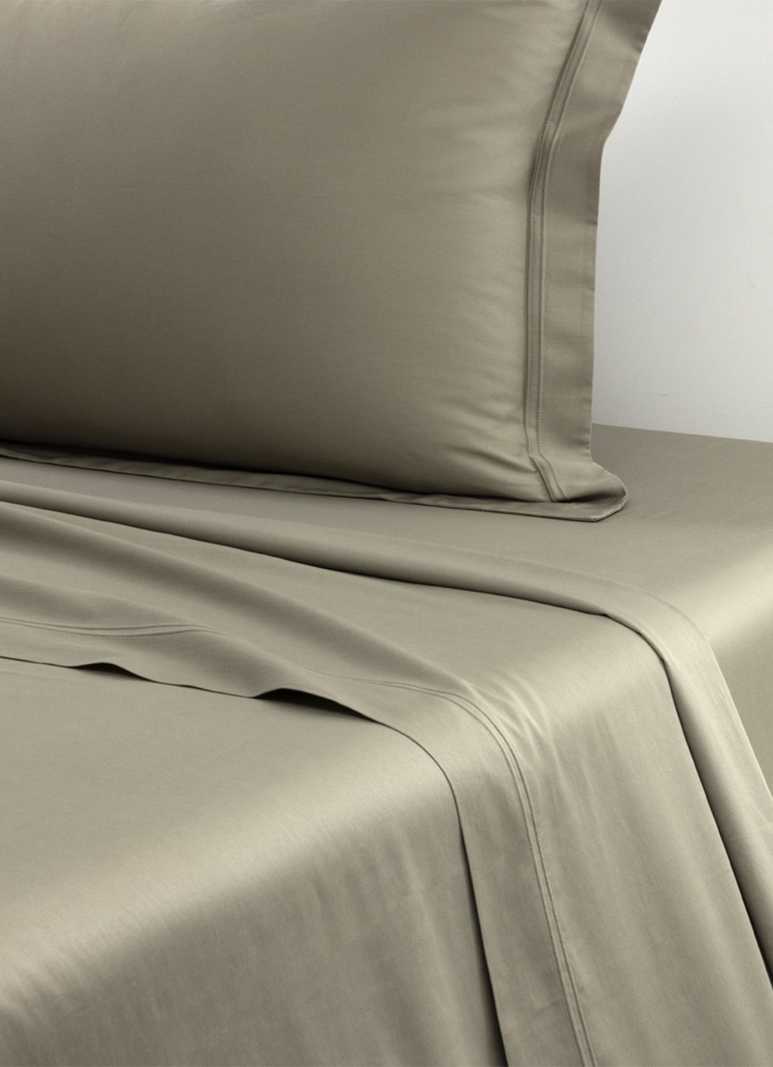 Yves Delorme Triomphe laken van katoensatijn 310TC - voorkant khaki