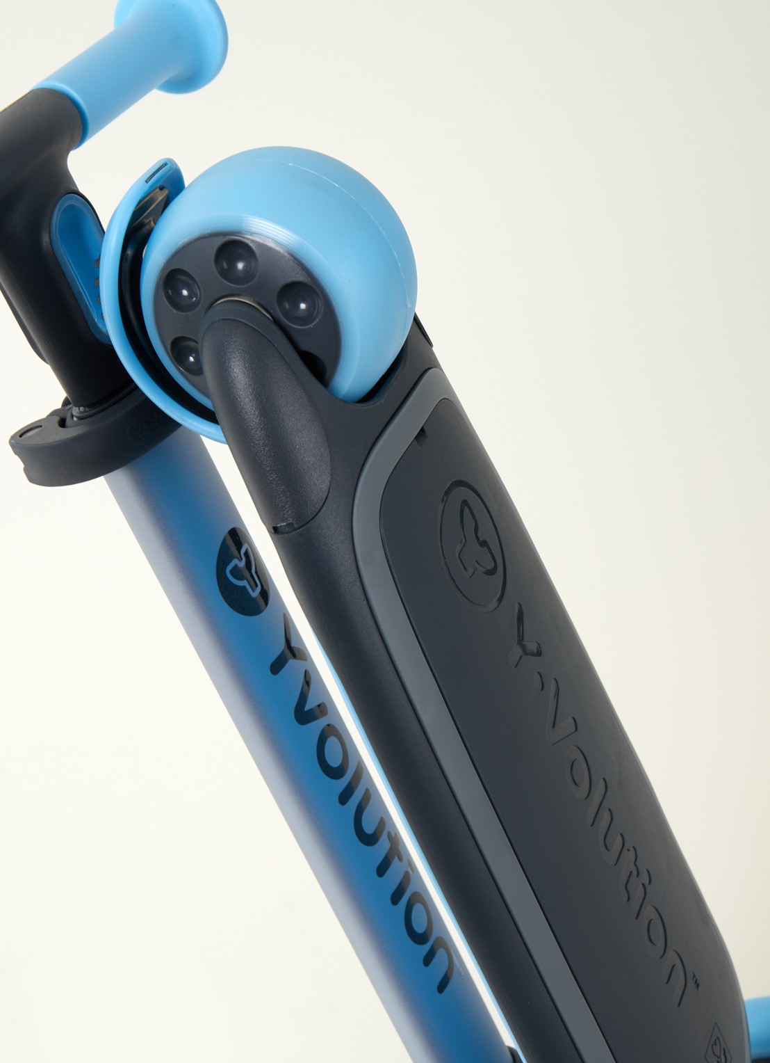 Yvolution Y Glider Nua step - detail 3 blauw