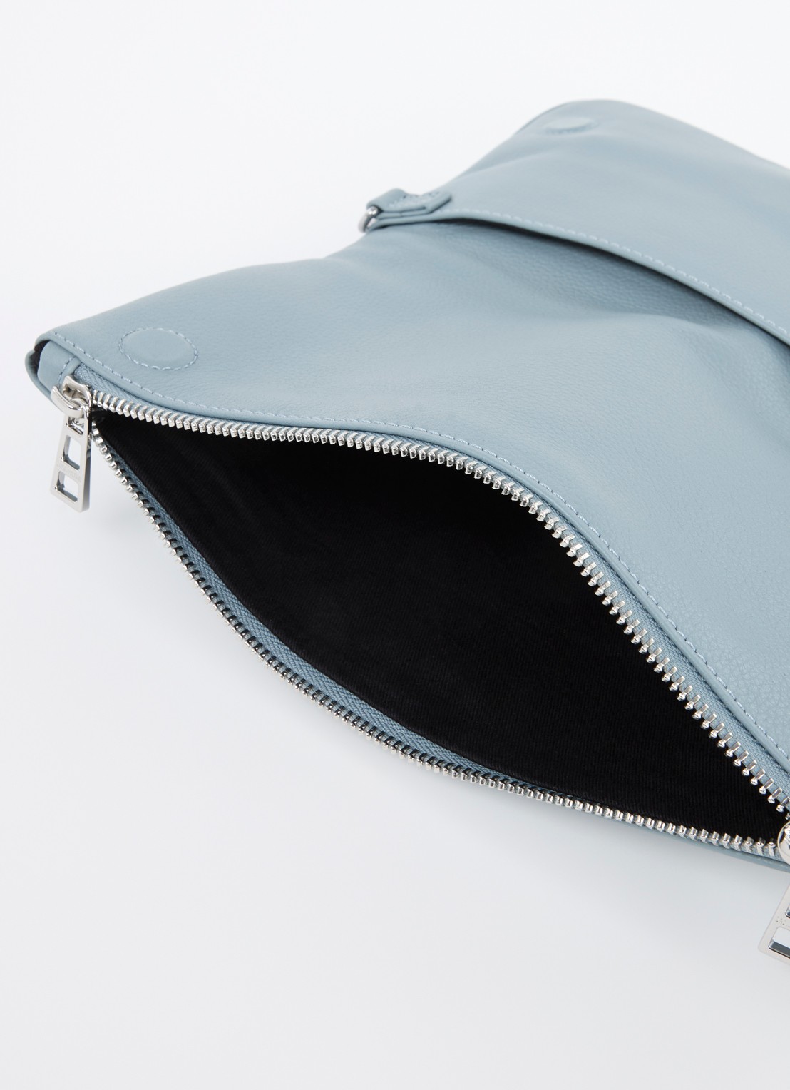 Zadig&Voltaire Rock Grained clutch van leer met afneembare schouderriem - detail lichtblauw