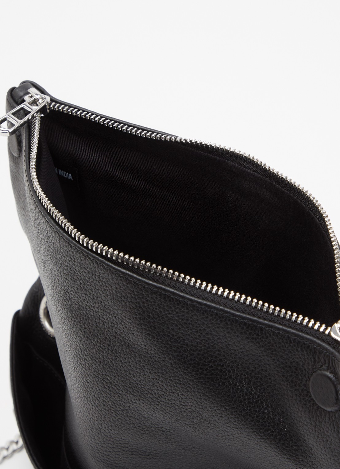 Zadig&Voltaire Rock II Grained clutch van leer met verstelbare schouderriem - detail zwart