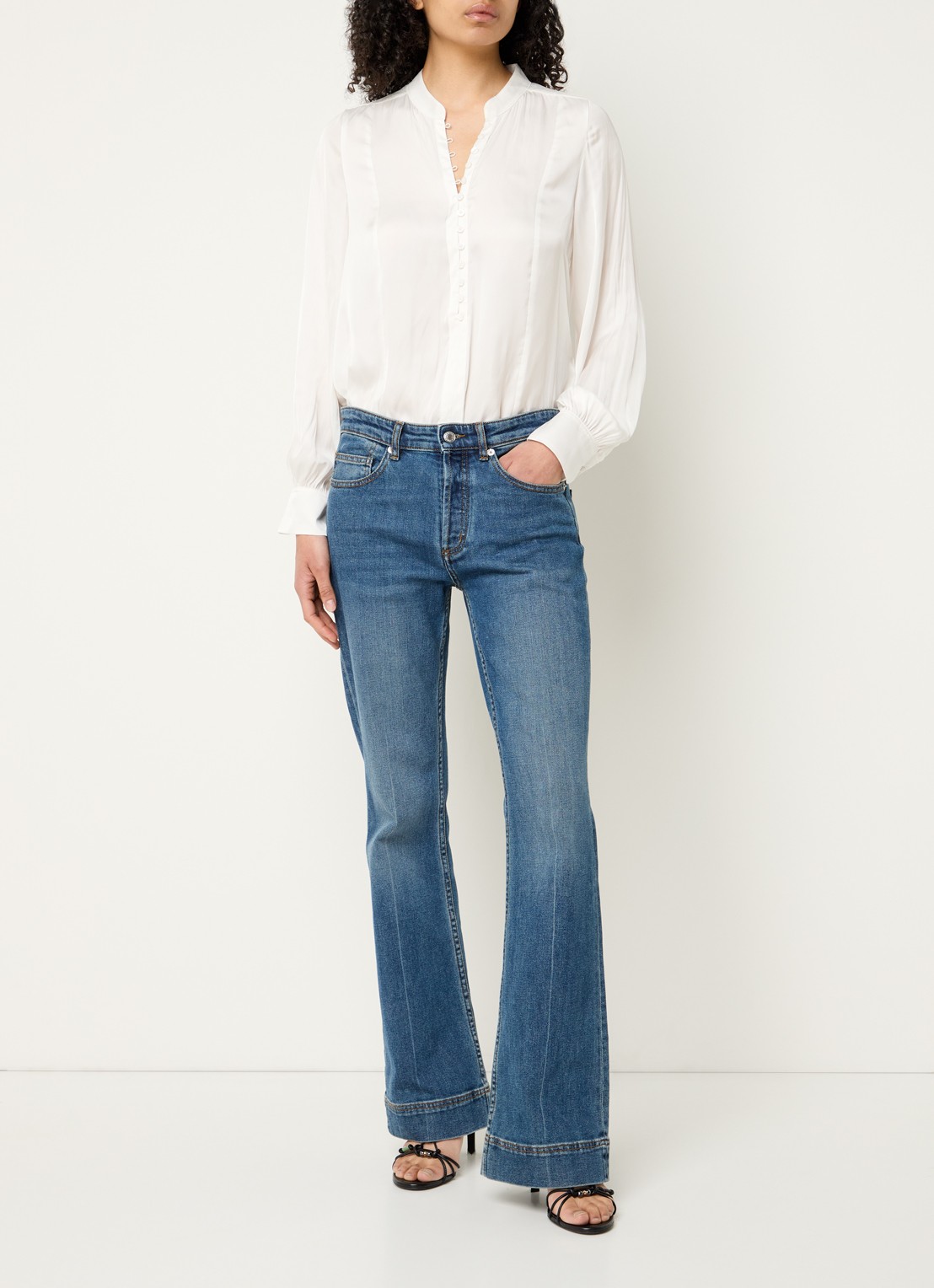 Zadig&Voltaire Twina blouse van satijn met opstaande kraag - voorkant 5 gebroken wit