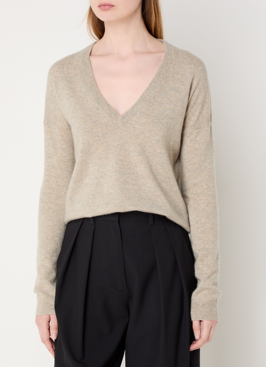 Zadig&Voltaire Vivi fijngebreide oversized pullover van kasjmier met V-hals  - detail zand