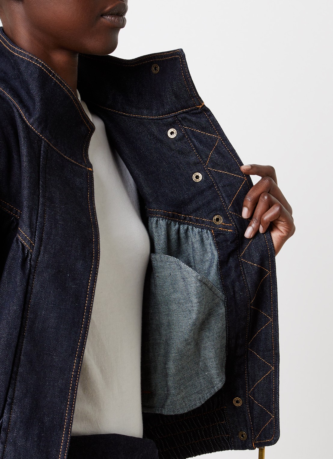 Zimmermann Cropped bomberjack van denim met afneembare sjaalkraag - detail 2 indigo