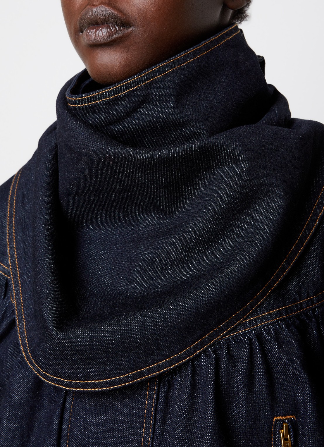 Zimmermann Cropped bomberjack van denim met afneembare sjaalkraag - detail 3 indigo