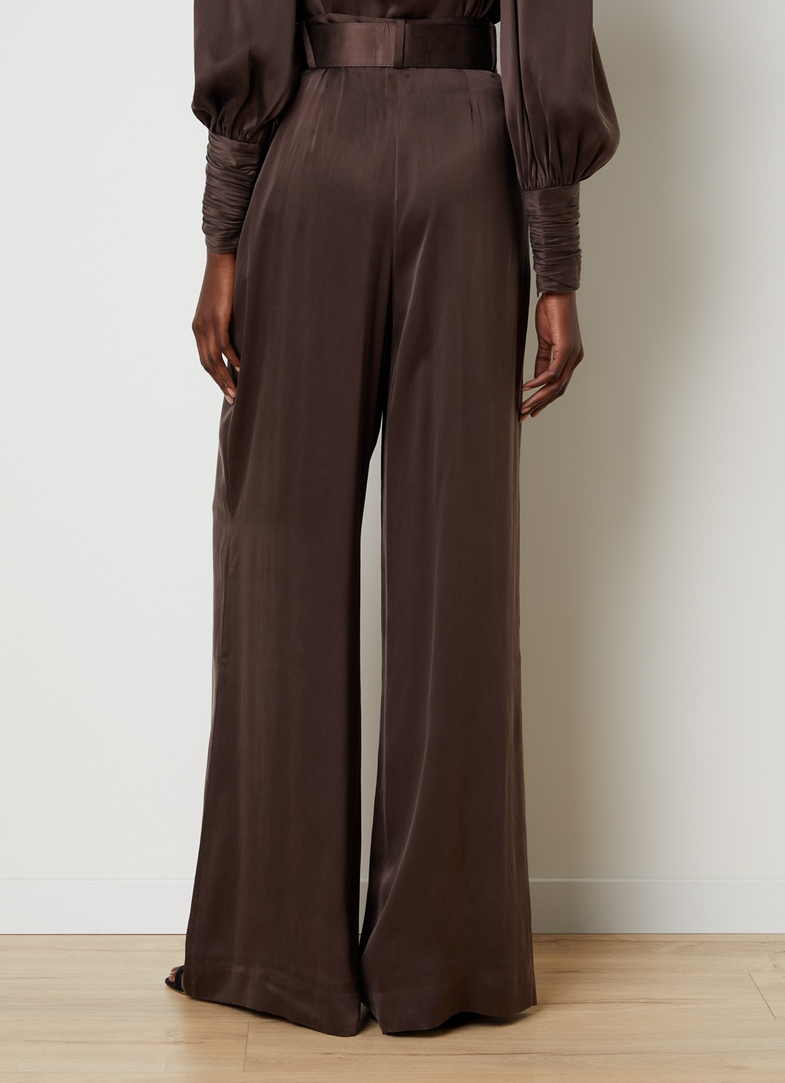 Zimmermann High waist flared fit pantalon van zijde met ceintuur - achterkant 3 bruin