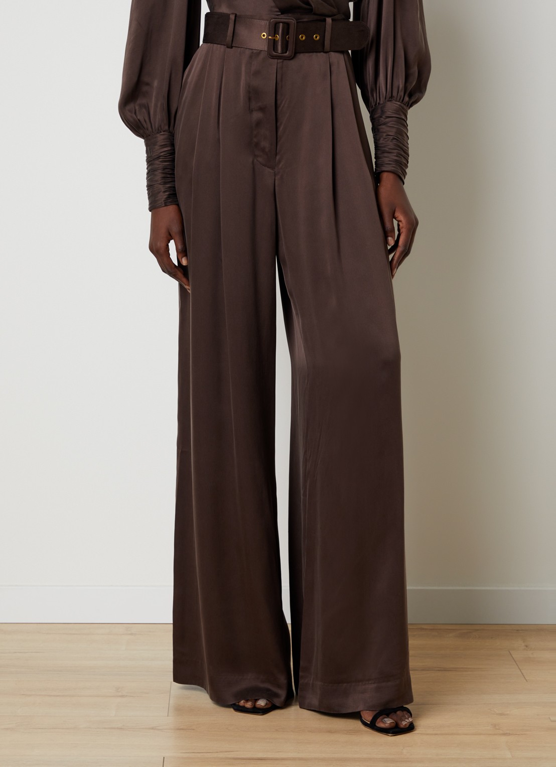 Zimmermann High waist flared fit pantalon van zijde met ceintuur - detail bruin