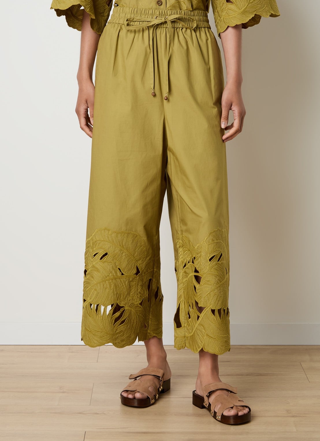 Zimmermann Mahon high waist wide fit broek met broderie - detail 4 mosgroen