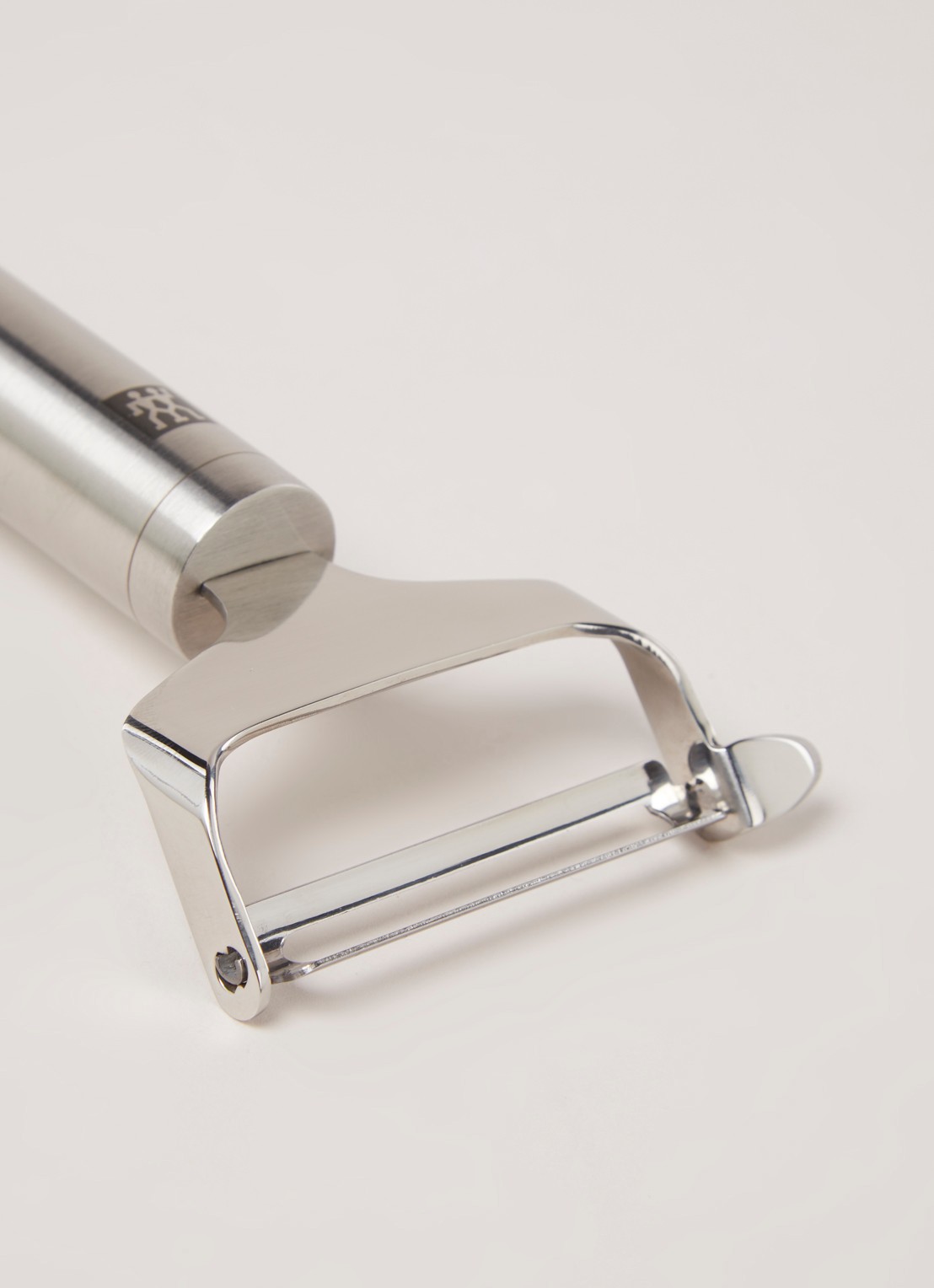 Zwilling Pro dunschiller 16 cm - detail zilver