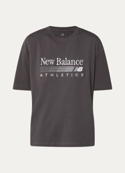 New Balance Dames Trackside oversized T-shirt met logoborduring in de kleur Antraciet, maat: XS