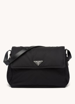 Prada Dames Traveller Re-Nylon Large gewatteerde schoudertas met logo in de kleur Zwart