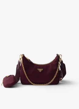 Prada Dames Re-Edition 2005 Re-Nylon schoudertas met leren details in de kleur Bordeauxrood
