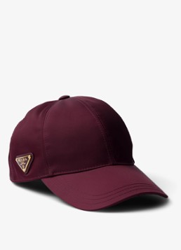 Prada Dames Re-Nylon pet met logo in de kleur Bordeauxrood