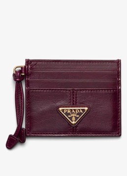 Prada Dames Pasjeshouder van kalfsleer met logo in de kleur Bordeauxrood