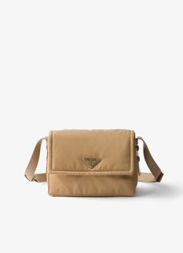 Prada Dames Traveller Re-Nylon Small gewatteerde schoudertas met leren details in de kleur Beige