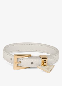Prada Dames Armband van leer met hanger in de kleur Gebroken wit