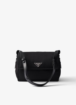 Prada Dames Re-Nylon Traveller Medium crossbodytas met leren details in de kleur Zwart