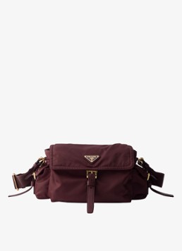 Prada Dames Explore Re-Nylon Medium schoudertas met leren details in de kleur Bordeauxrood