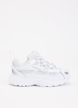 Nike Dames P-6000 sneaker met mesh details in de kleur Gebroken wit, maat: 21