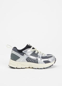 Nike Meisjes Zoom Vomero 5 sneaker met mesh details in de kleur Zilver, maat: 35