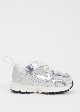 Nike Meisjes Vomero 5 sneaker van mesh met metallic details in de kleur Zilver, maat: 35,5