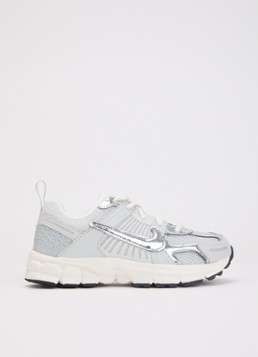 Nike Meisjes Vomero 5 sneaker met logo en metallic details in de kleur Zilver, maat: 33.5