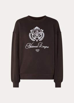 NIKKIE Dames College sweater met logoborduring en -print in de kleur Chocoladebruin