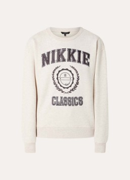 NIKKIE Dames Odessa sweater met logoborduring en gemêleerd dessin in de kleur Creme