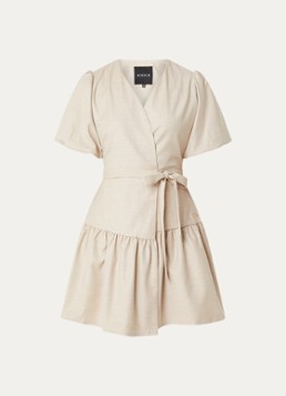 NIKKIE Dames Quito mini wikkeljurk met ballonmouw in de kleur Beige
