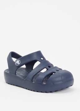 Crocs Jongens Classic Fisherman sandaal in de kleur Donkerblauw, maat: 25/26