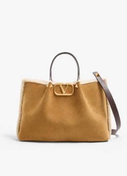 Valentino Garavani Dames Medium shopper van kalfssuède met schapenvacht in de kleur Camel