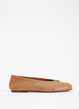 Maison Margiela Dames Tabi ballerina van lamsleer met plooidetail in de kleur Camel, maat: 39