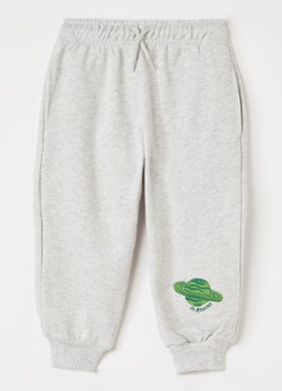 Mini Rodini Jongens EMB tapered fit joggingbroek met borduring in de kleur Grijsmele, maat: 92/98