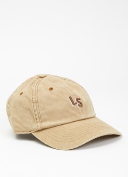 Levi's Heren LS pet met logo borduring in de kleur Beige