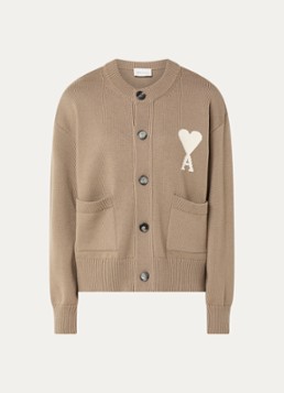 AMI Paris Dames Grofgebreid vest in wolblend met ingebreid logo in de kleur Zand, maat: S