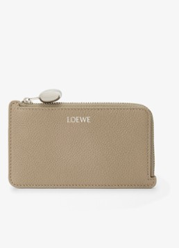 LOEWE Dames Pebble pasjeshouder van kalfsleer in de kleur Zand