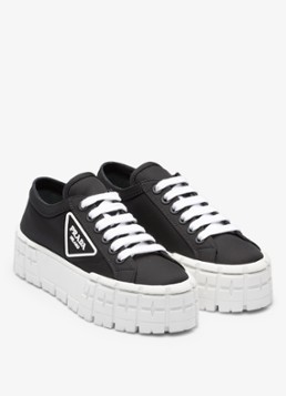 Prada Dames Re-Nylon Double Wheel sneaker met logo en plateauzool in de kleur Zwart