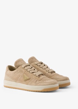 Prada Dames Downtown sneaker van suède met logo in de kleur Beige