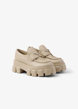 Prada Dames Monolith loafer van leer met plateauzool in de kleur Beige
