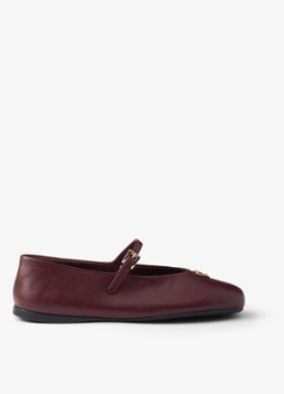 Prada Dames Ballerina van leer in de kleur Bordeauxrood