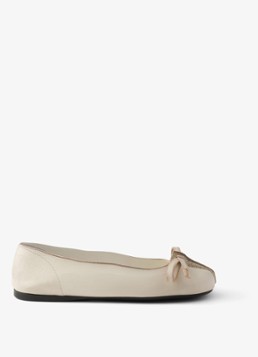 Prada Dames Ballerina van kalfsleer in de kleur Gebroken wit